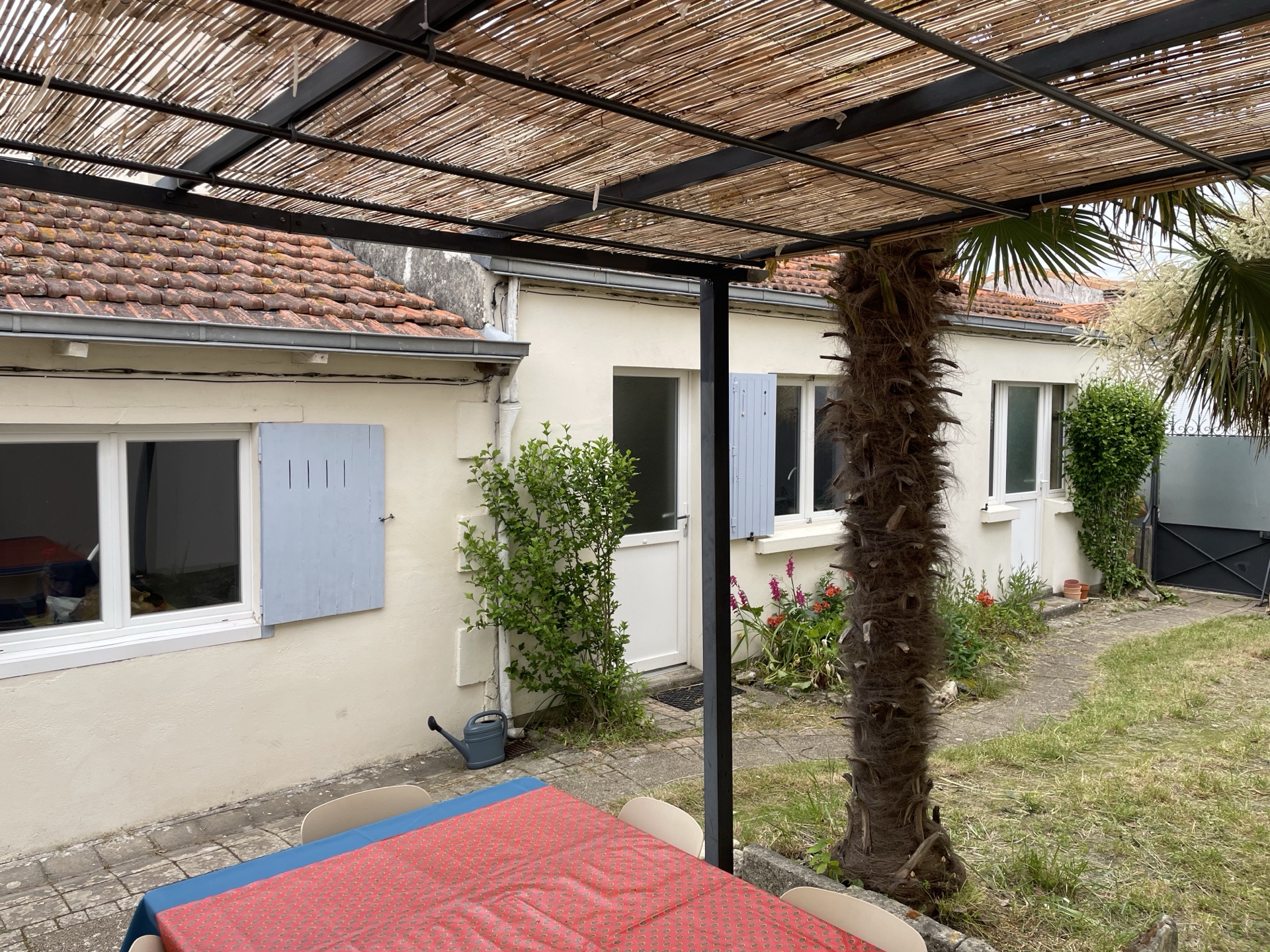 Pergola et façade de Fouras-la-Joie